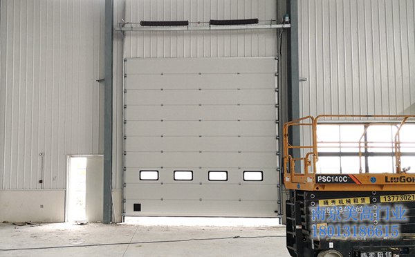 新疆機(jī)場(chǎng)選擇安裝美高品牌的提升門(mén)縮略圖